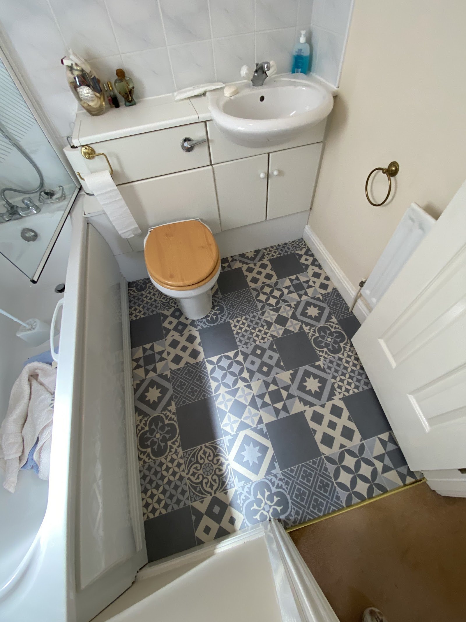 Patterned vinyl tiles around a bath and vanity unit